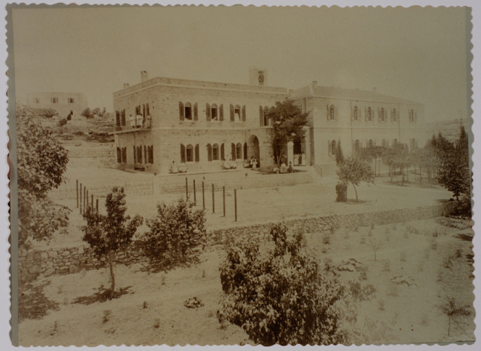 أحد مباني مدارس الفرندز