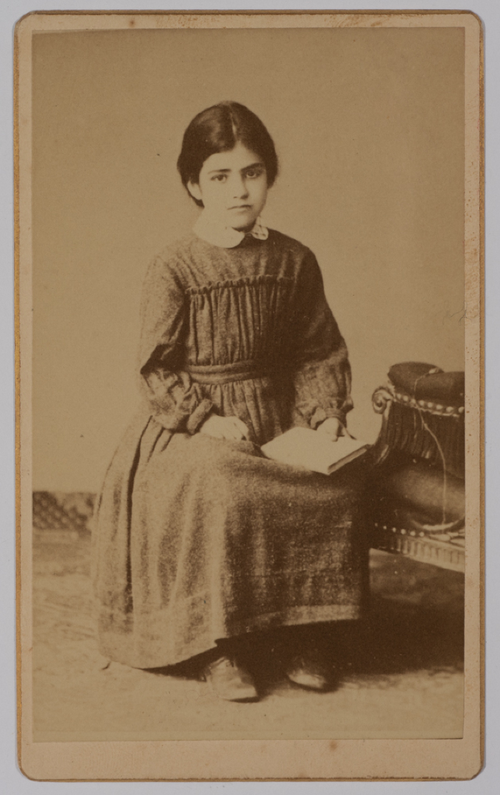 طفلة من مدرسة الفرندز للبنات