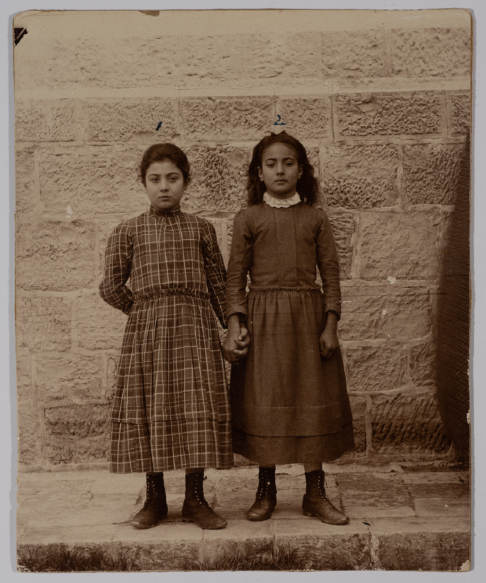 طفلتان من عائلة رفيدي