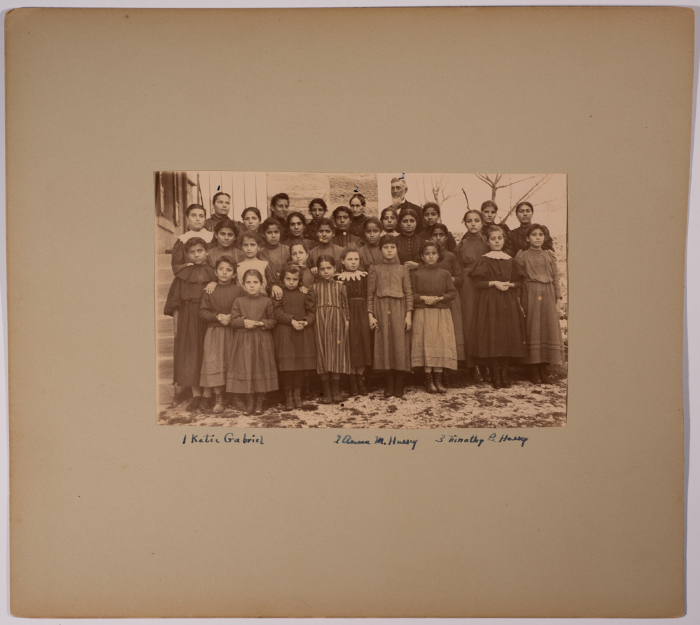 مجموعة من طالبات مدرسة الفرندز مع بعض موظفي المدرسة