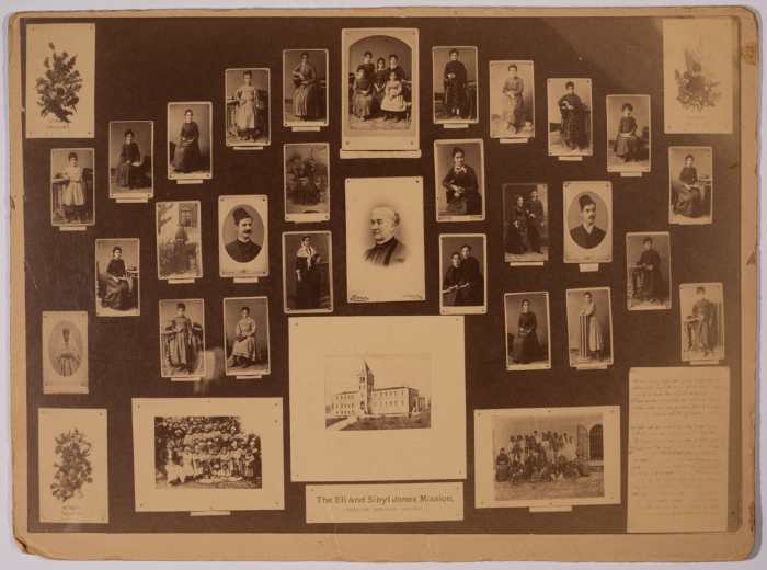 حائط معلق عليه مجموعة صور تعرض تاريخ مدرسة الفرندز عام 1892