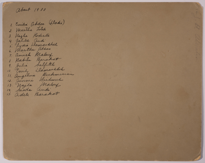 مجموعة من طالات مدرسة الفرندز للبنات في سكن المدرسة