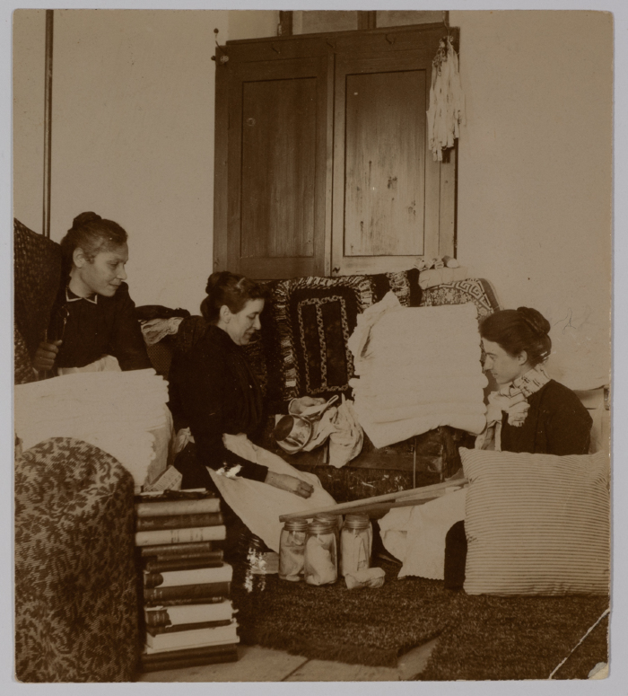 مجموعة نساء في إحدى غرف الضيوف التابعة لمدرسة الفرندز