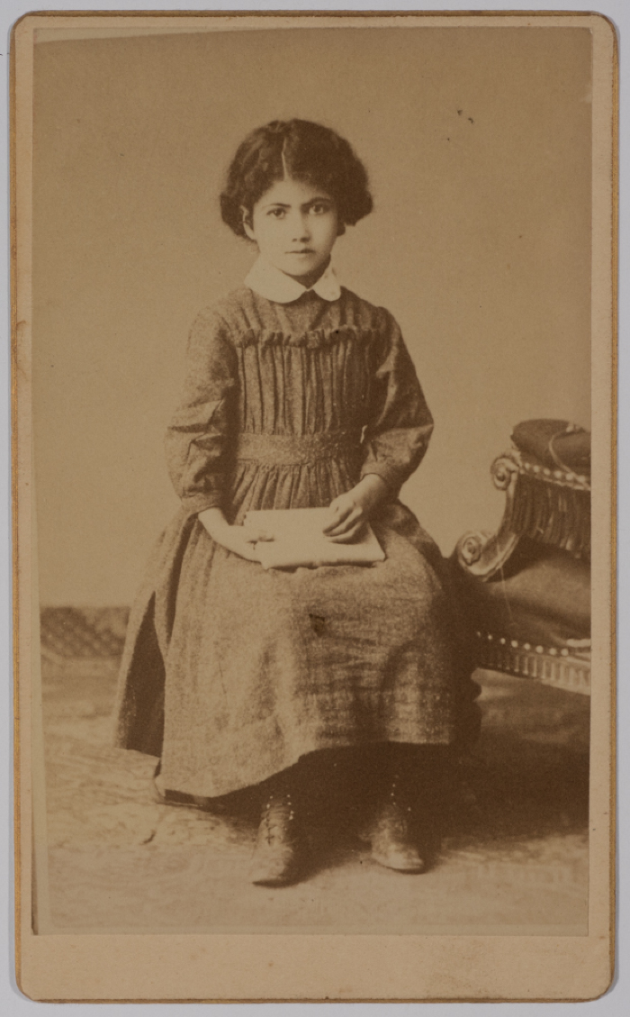 طفلة من مدرسة الفرندز للبنات