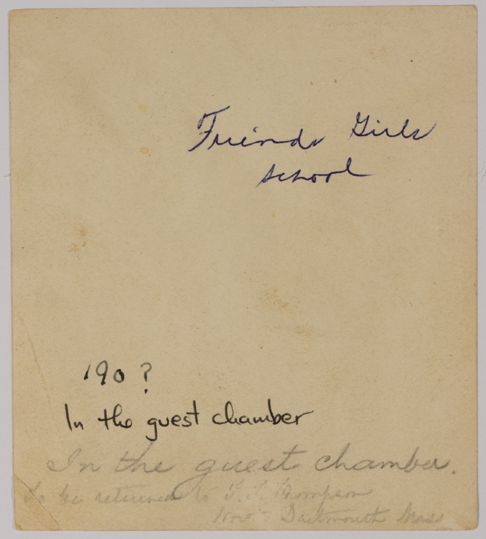 مجموعة نساء في إحدى غرف الضيوف التابعة لمدرسة الفرندز