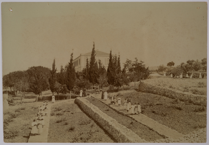 جزء من ساحة وأحد مباني الفرندز