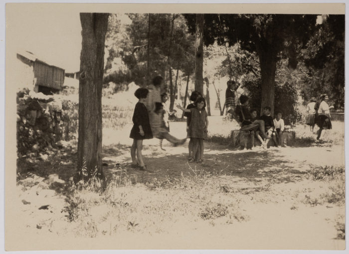 فتيات من مدرسة الفرندز يلعبن