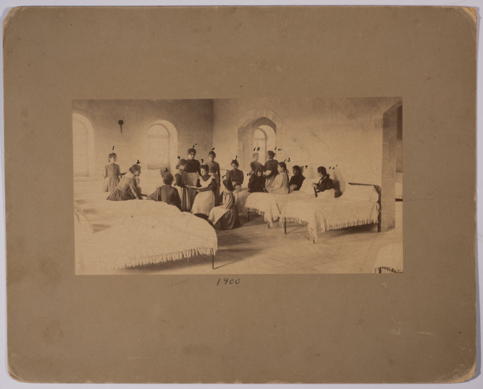 مجموعة من طالات مدرسة الفرندز للبنات في سكن المدرسة