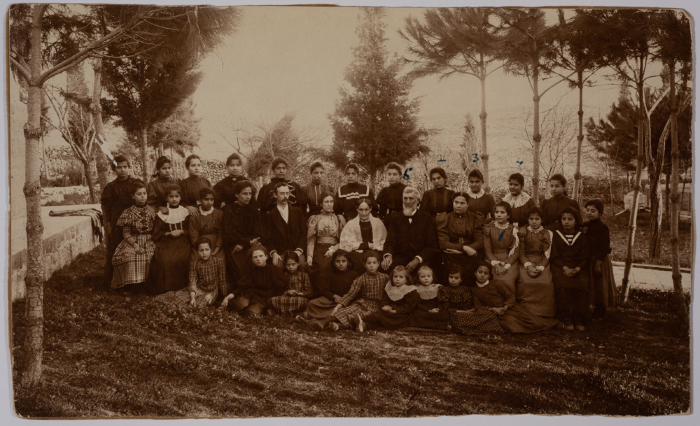 جموعة من موظفي وطلبة مدرسة الفرندز