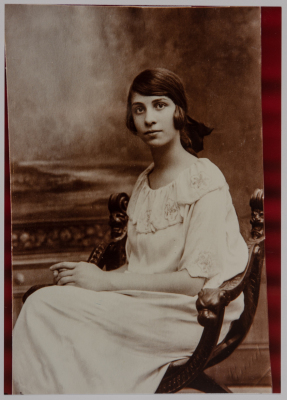 صورة شخصية لإمرأة عام 1923