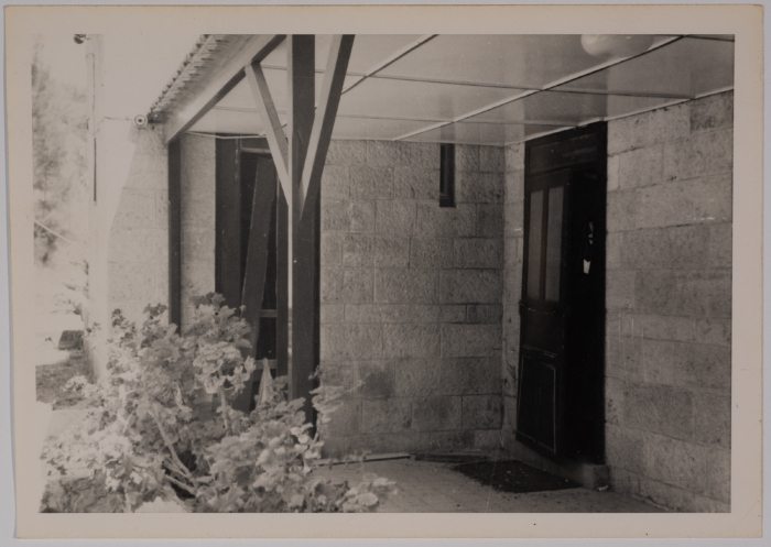 مدخل أحد المباني التابعة لمدرسة الفرندز