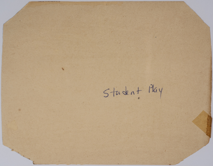 مجموعة من طلبة مدرسة الفرندز أثناء مسرحية