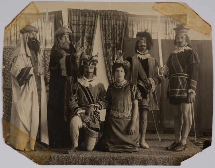 مجموعة من طلبة مدرسة الفرندز أثناء مسرحية