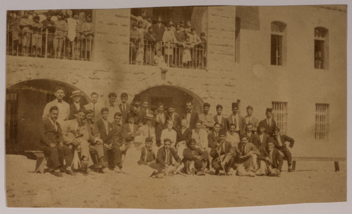 مجموعة أشخاص في الخارج