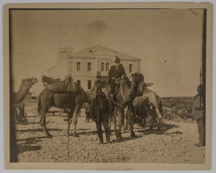 إدوارد كيلسي يركب جَمَل