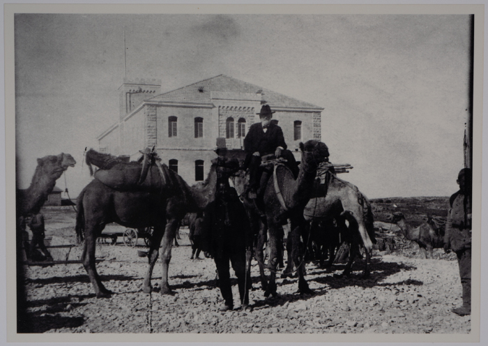 شخص يركب جَمَل