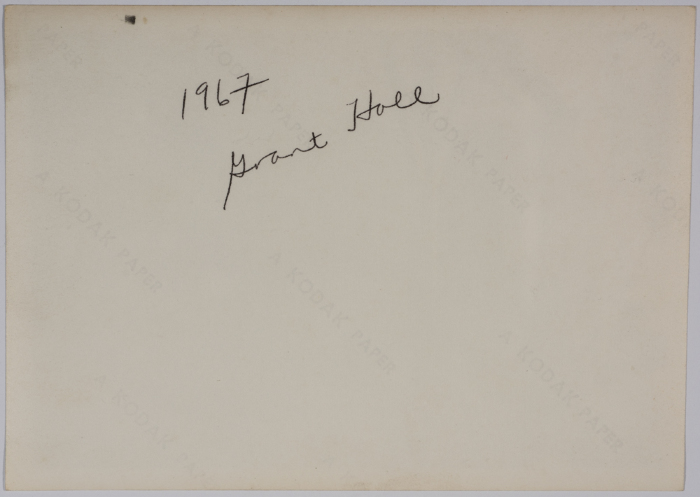 مدخل أحد المباني التابعة لمدرسة الفرندز