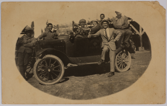 مجموعة أشخاص في سيارة 