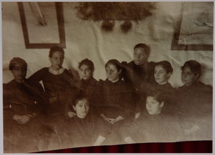 خريجات مدرسة الفرندز لعام 1895