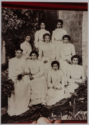 مجموعة من طالبات مدرسة الفرندز 