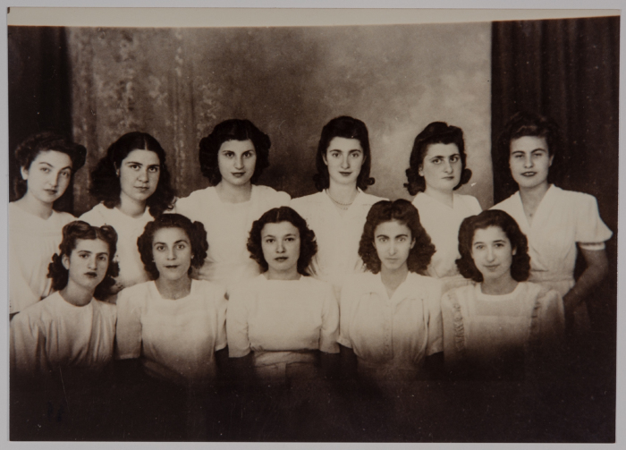 مجموعة من طالبات مدرسة الفرندز عام 1945