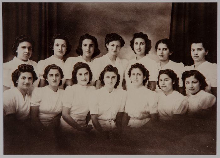 مجموعة من طالبات مدرسة الفرندز عام 1942