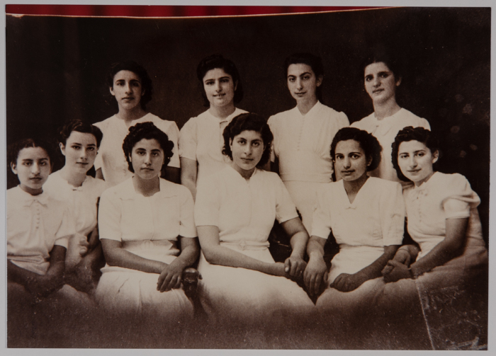 مجموعة من طالبات مدرسة الفرندز عام 1940