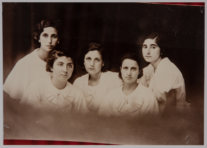 مجموعة من طالبات الفرندز عام 1936