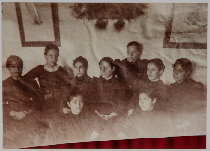 خريجات مدرسة الفرندز عام 1895