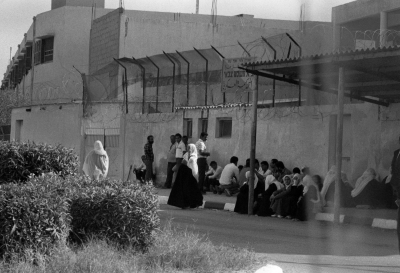 صورة لأمهاتٍ فلسطينياتٍ في انتظار زيارة أبنائهن المعتقلين في سجون الاحتلال الإسرائيلي في قطاع غزة، 1987