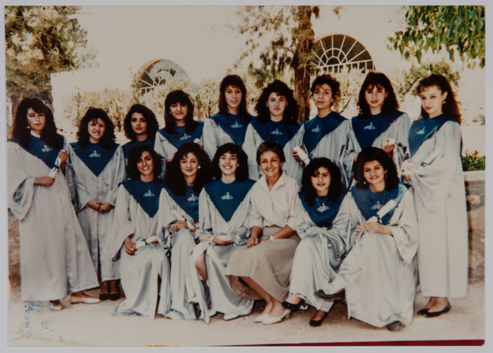 مجموعة من خريجات مدرسة الفرندز عام 1988