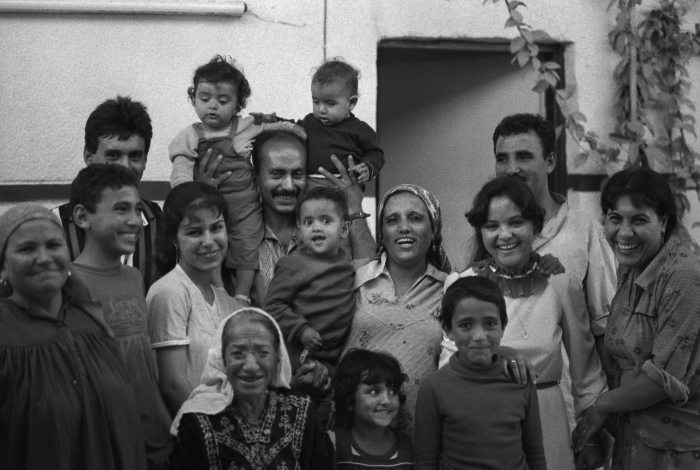صورة لعائلة فلسطينية مهجرة في مخيم جباليا للاجئين الفلسطينيين، 1987 