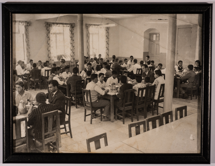 طلبة وموظفي مدرسة الفرندز في غرفة الطعام