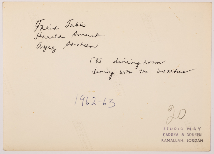 مجموعة أشخاص في غرفة الطعام في مدرسة الفرندز