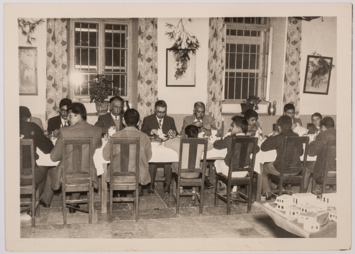 مجموعة أشخاص في غرفة الطعام في مدرسة الفرندز