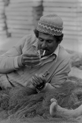 صيّاد على شاطئ بحر غزة
