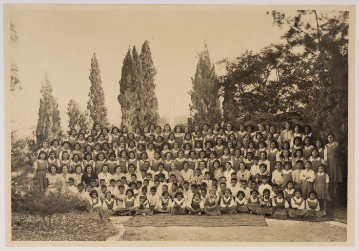 طلبة مدرسة الفرندز عام 1935