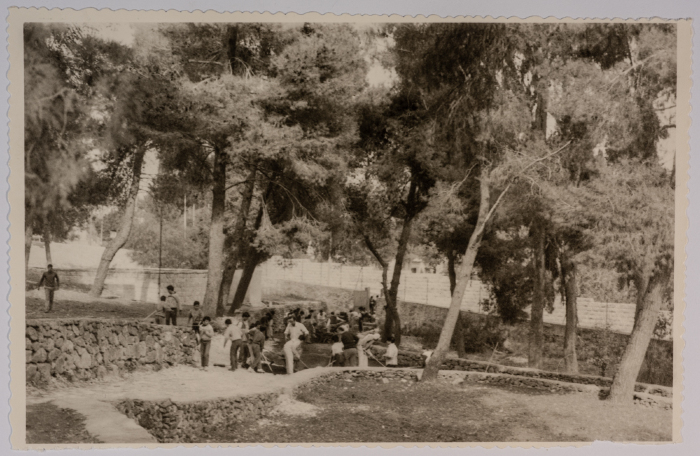 مجموعة أشخاص في ساحة