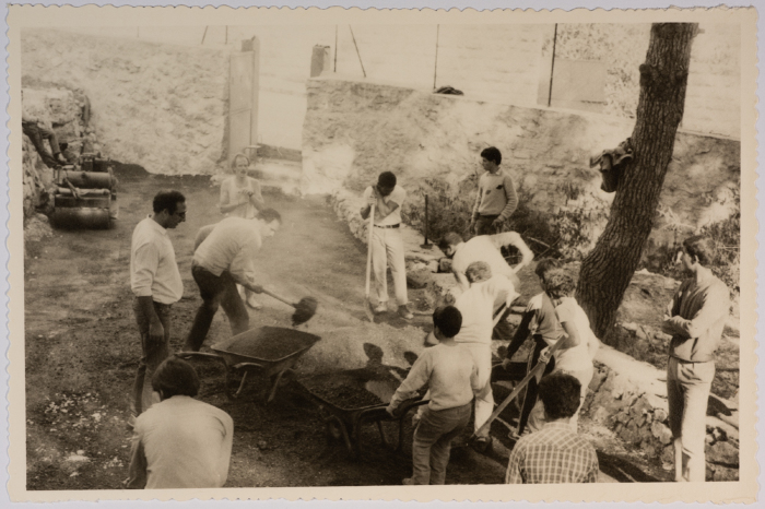 مجموعة أشخاص أثناء حفرهم لأرض