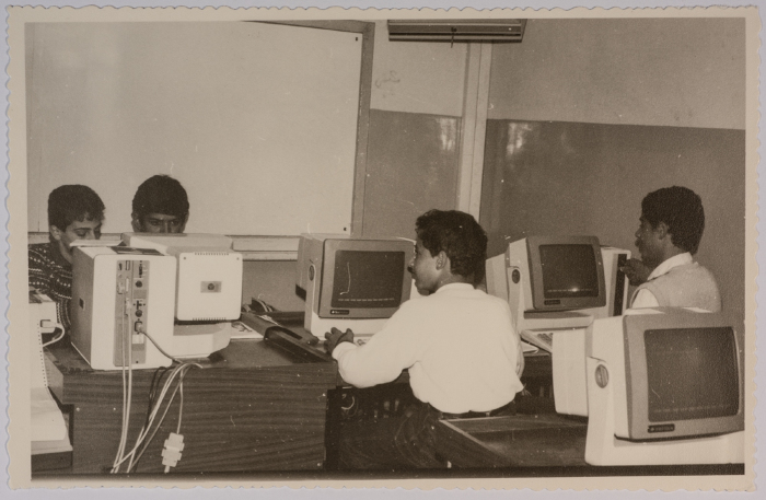 مجموعة طلبة في مختبر حاسوب