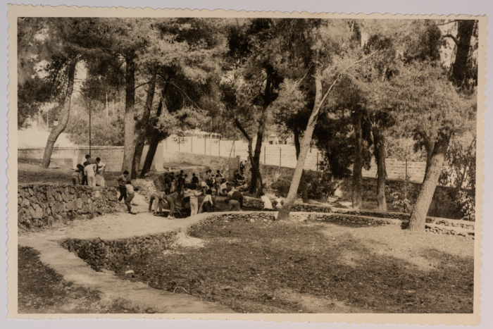 مجموعة أشخاص في ساحة