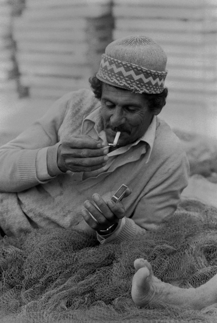 صيّاد على شاطئ بحر غزة