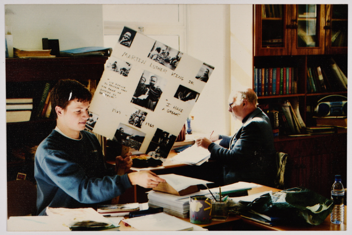 شاب يحمل لافتة