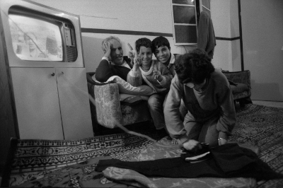 عائلة أبو لبدة خلال منع التجول، مخيم الأمعري للاجئين الفلسطينيين، 1988