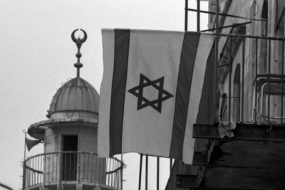علم الاحتلال الإسرائيلي معلق على شارع باب العامود، القدس، 1988
