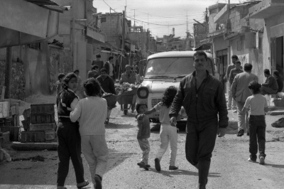 أحد أيام رفع منع التجول في مخيم الأمعري للاجئين الفلسطنيين، 1988