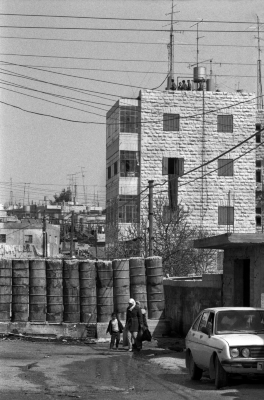 اغلاق مدخل مخيم الأمعري للاجئين الفلسطينيين خلال منع التجول، 1988