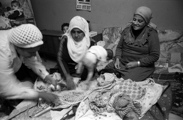 زيارة منزلية لقابلة من الأونروا 