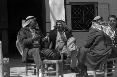 رجال فلسطينيون يجلسون أمام أحد المقاهي، مخيم الأمعري، 1988