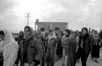نساء فلسطينيات يشاركن في جنازة الشهيد عبد الله عطايا، كفر نعمة، شباط 1988